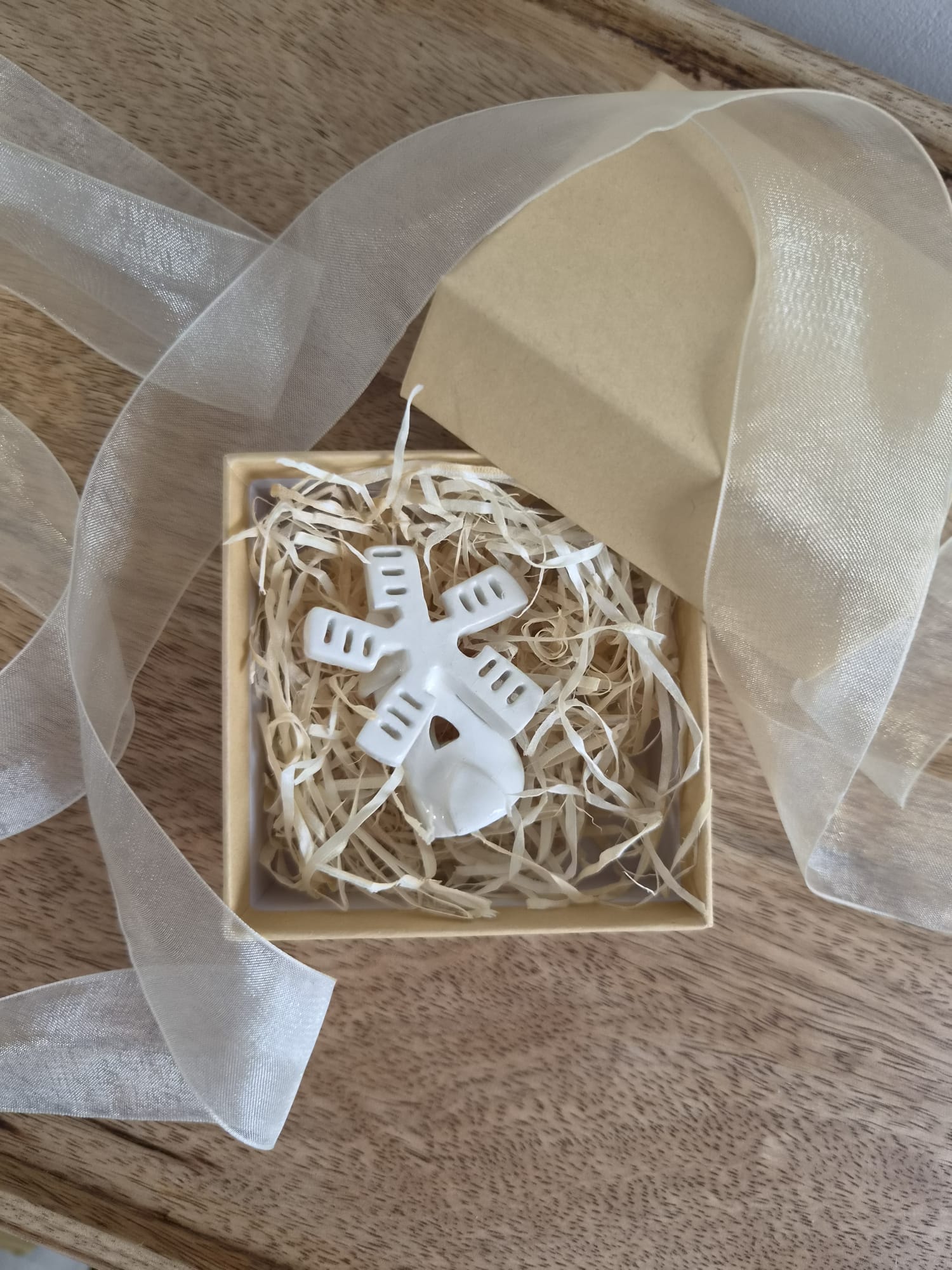 White snowman ornament gift box straw