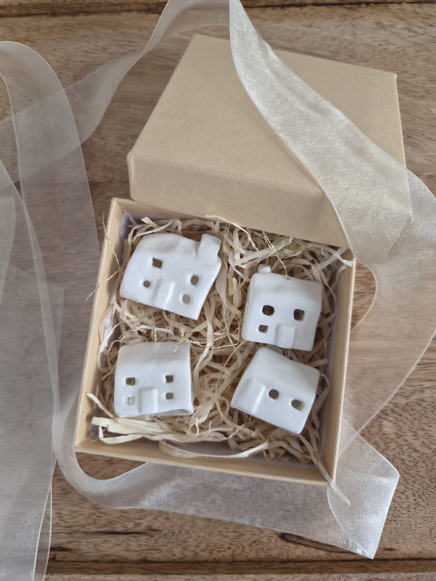 White ceramic house ornaments gift box